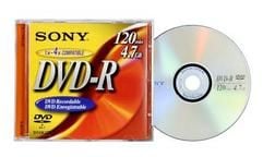 Bieten ein Vielfaches an Speicherkapazität: Den bei der CD üblichen 650 oder 700 Megabyte (MB) stehen bei der DVD 4,7 Gigabyte Kapazität gegenüber. (Foto: dpa)