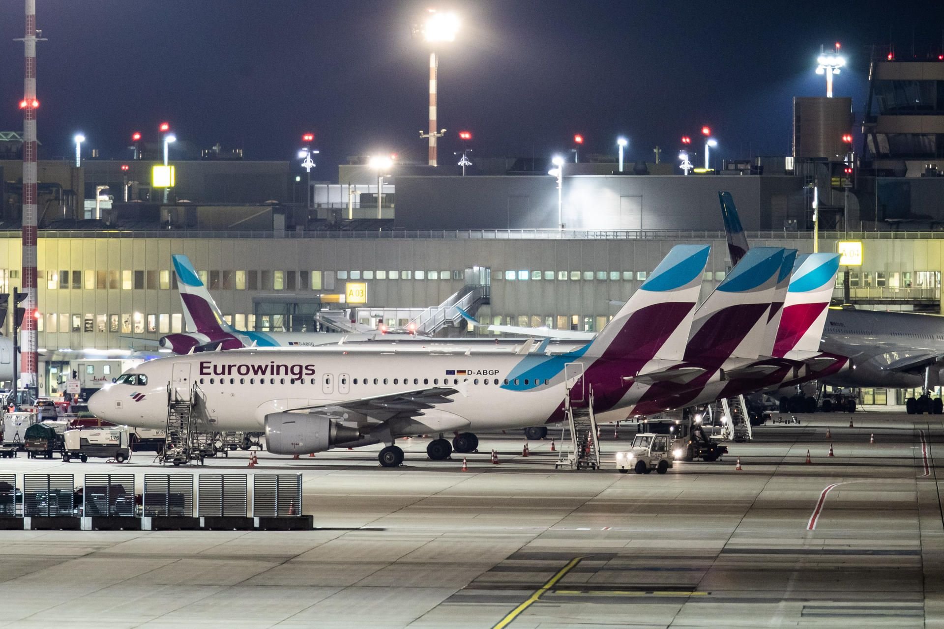 Maschinen der Fluggesellschaft Eurowings stehen auf dem Vorfeld.