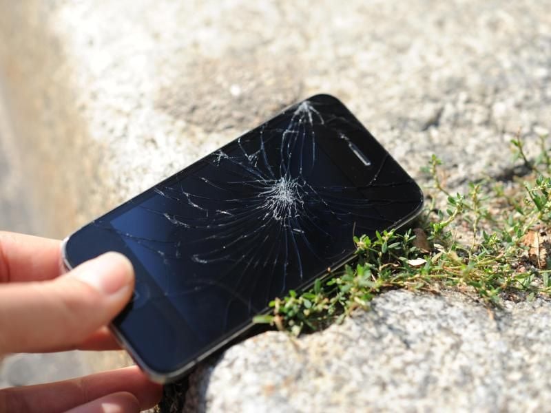 Totalschaden? - Selbst wenn das Smartphone-Display nach einem Sturz nichts mehr anzeigt, lassen sich gespeicherte Daten eventuell noch retten.