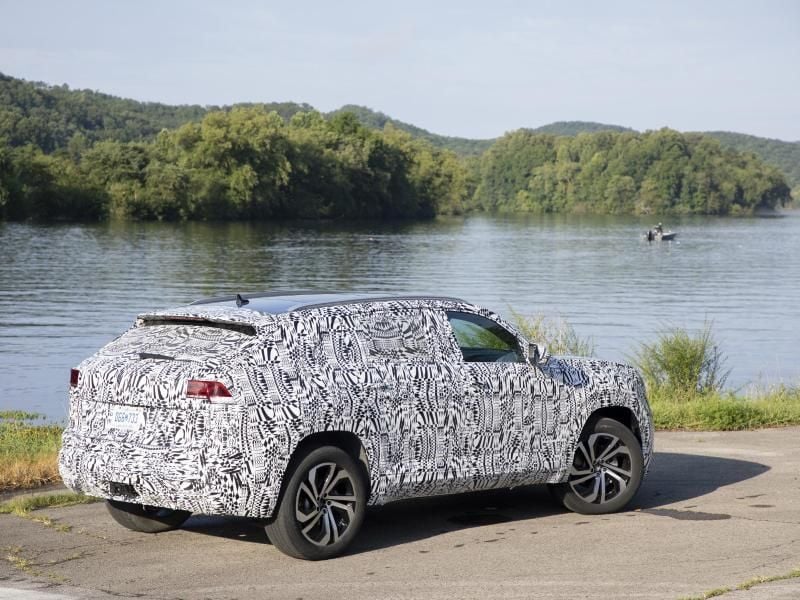 Der VW Atlas Cross Sport, hier noch im Erlkönig-Outfit, ist 4,90 Meter lang - und damit vielleicht kurz genug, um auch in Deutschland auf den Markt zu kommen. Foto: VW