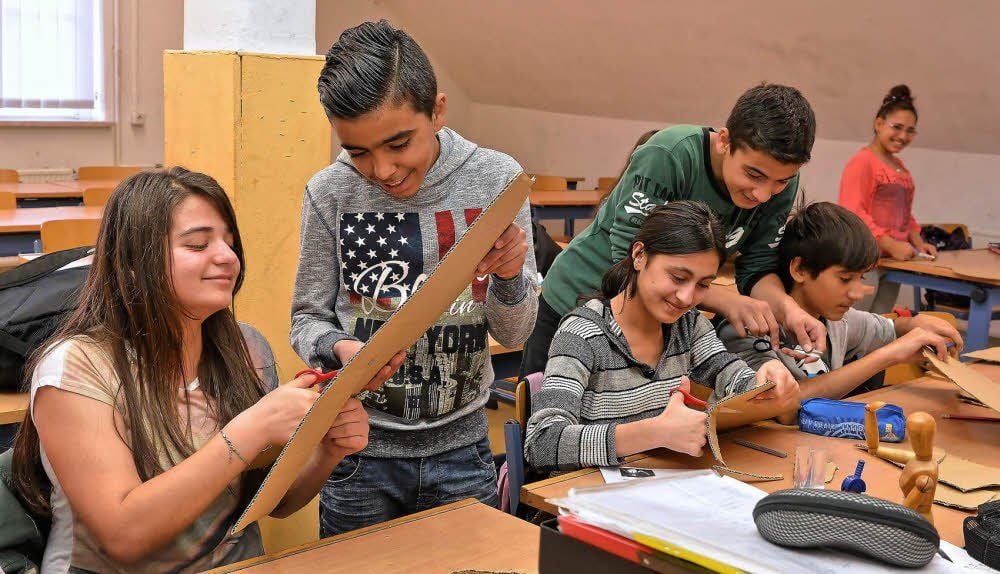 Der Kunstunterricht, wo gegenwärtig Herbstbäume aus Pappe, Perlen, Schnüren gebastelt werden, gehört ebenso wie Sport, Mathematik, Musik, Physik und Hauswirtschaft zu den zusätzlichen Angeboten für die internationalen Sprachschüler, die täglich vier Stunden in Deutsch unterrichtet werden.