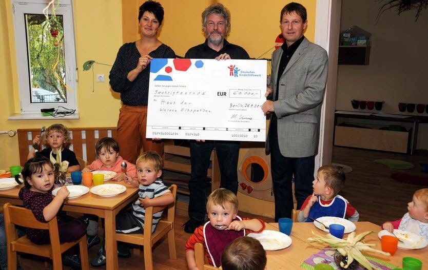 Kita-Leiterin Janet Leder, Michael Kruse vom Deutschen Kinderhilfswerk und Bürgermeister Peter Müller
