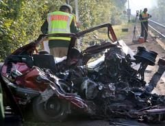 Spezialisten der Polizei untersuchen am Donnerstag (12.10.2006) in Dresden am Haltepunkt Trachau das zertrümmerte Auto eines vermutlichen Selbstmörders. (Foto: dpa)