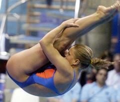 Titelverteidigerin Heike Fischer springt am Dienstag (11.05.2004) bei den Schwimm-Europameisterschaften in Madrid im Halbfinale vom 1-m-Brett. Die Berlinerin qualifizierte sich souverän für das Finale am Mittwoch (12.05.2004), Mannschaftskameradin Ditte Kotzian schied aus. (Foto: dpa)