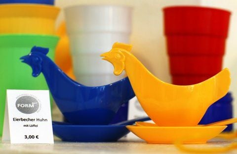 Der Kult-Eierbecher aus der früheren DDR, hergestellt von Sonja PLASTIC, steht im Verkaufsregal des kleinen Ladengeschäfts von «Formost» in der Schweriner Schelfstadt. (FOTO: DPA)