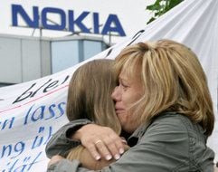 Nokia Mitarbeiterinnen weinen vor dem Nokia-Werk in Bochum. Eineinhalb Monate vor dem endgültigen Aus hat das Werk seine Handy-Produktion endgültig eingestellt. (Foto: dpa)