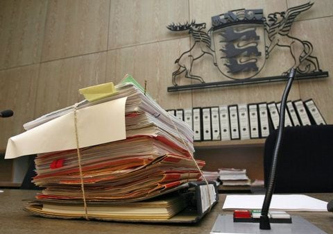 Akten zu einem Fall liegen in einen Gerichtssaal im Landgericht in Mannheim. (FOTO: DPA)
