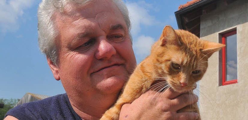 Otto Allner mit Kater Mikusch. Mit vielen Tieren des Zunfthofes ist ein hautnaher Kontakt möglich.