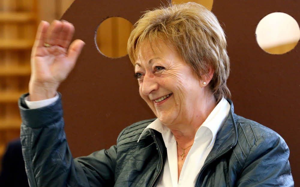 Sichtlich gerührt verabschiedet sich Dagmar Rheinländer als Grundschulleiterin in Güsten.