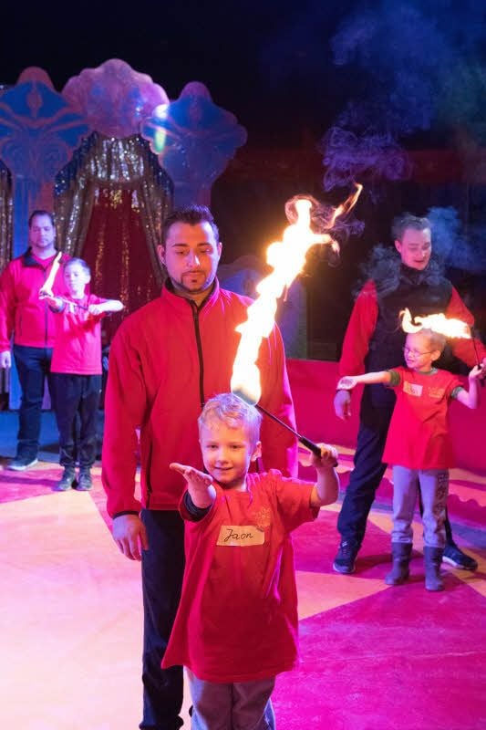 Jason tritt als mutiger Fakir auf (vorne). Jeffrey Hein, Artist und Projektleiter, passt auf, dass nichts passiert beim Spiel mit dem Feuer.