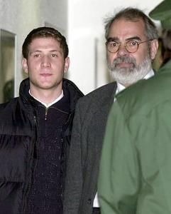 Serienstraftäter «Mehmet» (l.) geht in Begleitung seines Anwalts Alexander Eberth (r.) im Verwaltungsgericht in München in einen Gerichtssaal. (Archivfoto: dpa)