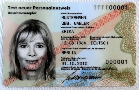 Ein Muster des neuen Personalausweises liegt auf einem Tisch in der Bundesdruckerei in Berlin. (FOTO: DPA)