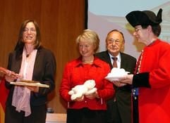 Der gebürtige Hallenser und ehemalige Außenminister Hans-Dietrich Genscher (2.v.r.) und die Oberbürgermeisterin von Halle, Ingrid Häusler (2.v.l. , übergeben am Freitag (02.07.2004) in Berlin die Bewerbung der Stadt Halle zur Europäischen Kulturhauptstadt 2010 an Staatsministerin Kerstin Müller. Die zehn Kandidaten-Städte stellten sich bei der offiziellen Übergabe ihrer Bewerbungen jeweils mit kurzen kulturellen Präsentationen vor. (Foto: dpa)