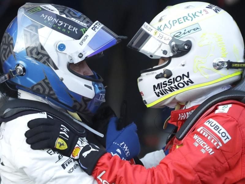 Sebastian Vettel (r) gratuliert nach dem Rennen in Baku Valtteri Bottas zum Sieg. Foto: Sergei Grits/AP/dpa