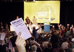 GAL-Delegierte halten in Hamburg während der Abstimmung über den Koalitionsvertrag zwischen GAL (Grüne Alternative Liste) und CDU auf der Mitgliederversammlung der GAL ihre Stimmzettel hoch. (Foto: dpa)