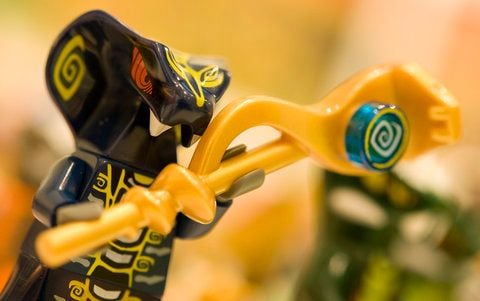 Eine Spielfigur der Serie «Ninjago» aus der sogenannten «Schlangenwelt» des Spielwarenherstellers Lego steht in Nürnberg auf der Internationalen Spielwarenmesse 2012 am Stand der Firma Lego. (FOTO: DAPD)