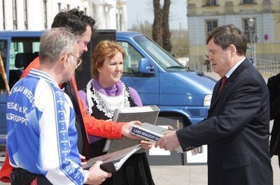 Der Landtagspräsident von Sachsen-Anhalt, Dieter Steinecke (CDU, r) nimmt in Magdeburg von Mitgliedern der Bürgerinitiative «Land braucht Stadt - Ja zu Dessau-Roßlau» Ordner mit Unterschriftenlisten entgegen. (FOTO: DPA)
