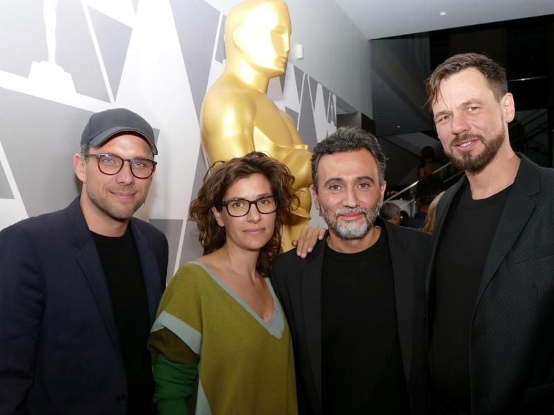 Talal Derki (2.v.r.) mit seinem Berliner Produzenten-Team Ansgar Frerich (l), Eva Kemme und Tobias Siebert in Hollywood. Foto: Barbara Munker
