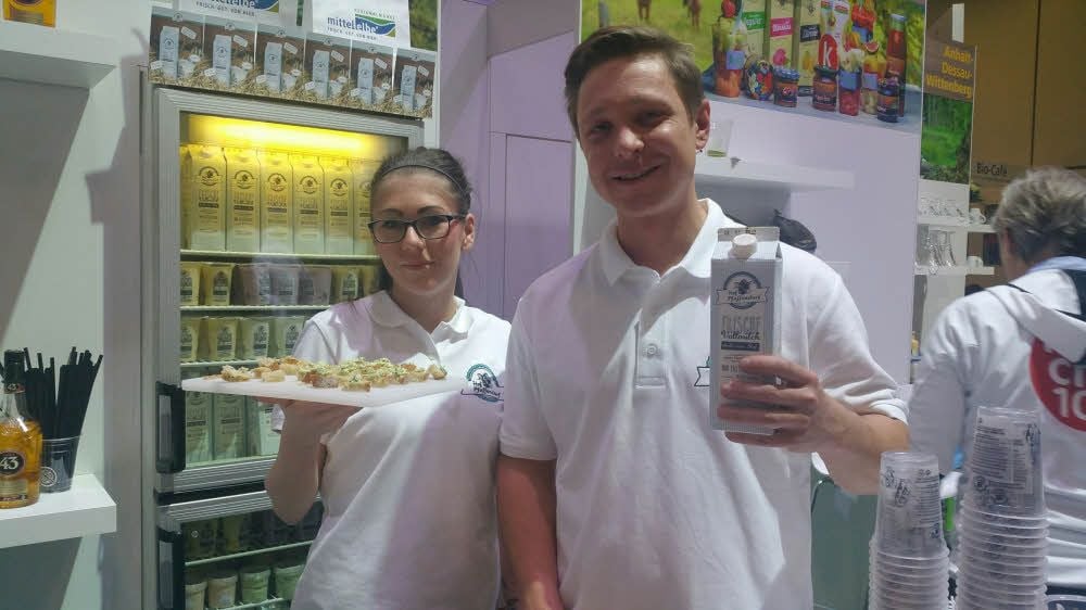 Frederick Meurer vom Hof Pfaffendorf bietet unter anderem Milch und Aufstriche an.