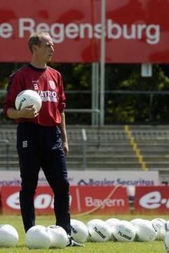 Mario Basler steht in Regensburg beim ersten offiziellen Training auf dem Platz. (Foto: dpa)