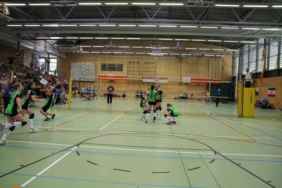 Nach dem letzten Punkt gibt es kein Halten mehr: Die Spielerinnen liegen sich in den Armen, René Staffen schreit die Freude raus.