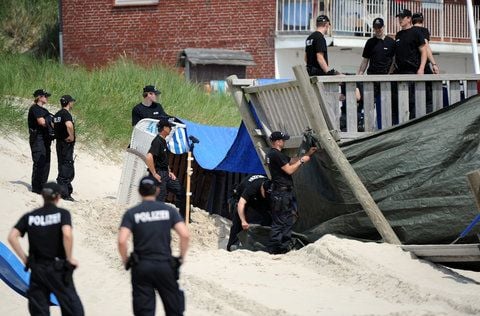 Polizisten in Wittdün auf Amrum. Die Beamten haben eine Kinderleiche gefunden und gehen davon aus, dass es sich dabei um Sebastian handelt. (FOTO: DPA)