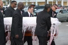 Freunde und Familie folgen dem Sarg von Anna Nicole Smith in Nassau (Bahamas). (Foto: dpa)