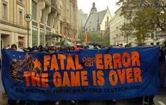 Anhänger und Sympathisanten des «Anti-Olympischen Komitees Leipzig» am Samstag (15.05.2004) in Leipzig. Die Demonstration durch die Bewerberstadt Leipzig richtet sich gegen die mögliche Vergabe des Status «Candidate City» an Leipzig durch das Exekutivkomitee IOC am 18. Mai 2004 in Lausanne (Schweiz). (Foto: dpa)