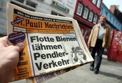 Eine frühe Ausgabe der «St. Pauli Nachrichten» ist vor der Herbertstraße in Hamburg zu sehen. (Foto: dpa)