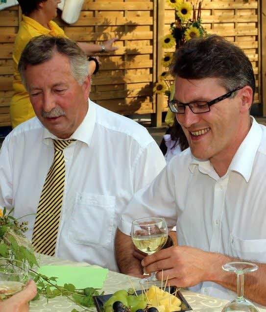 Auch in Spanien wird gern Wein getrunken, das hat den Männerchor inspiriert, im Kürungsprogramm „Eviva Espania“ zu singen. Paula und Paula aus „Knuds Kinderland“ möchten auch gern mal Jessener Weinprinzessinnen werden. Der Vorstandsvorsitzende des Weinbauverbands Sachsen, Christoph Reiner (rechtes Bild, rechts) und der Präsident des Weinbauverbandes Saale-Unstrut, Siegfried Boy, freuten sich auf die edlen Tropfen in Jessen.