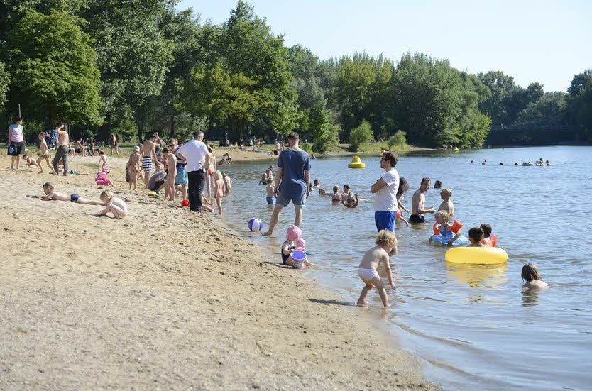 Hochbetrieb am Sandstrand an der Ziegelwiese: Vor allem junge Familien nutzen das kostenlose Bad im Fluss.