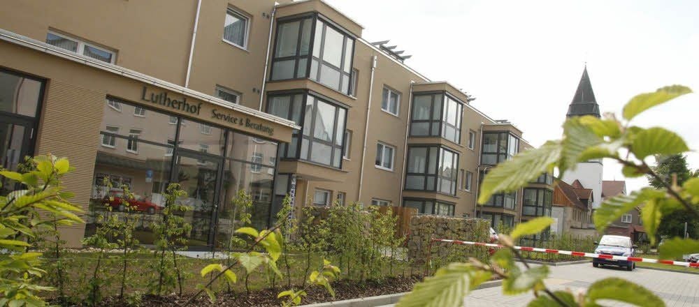 Der Neubau der Wohnungsbaugenossenschaft mit der Gertrudkirche im Hintergrund.