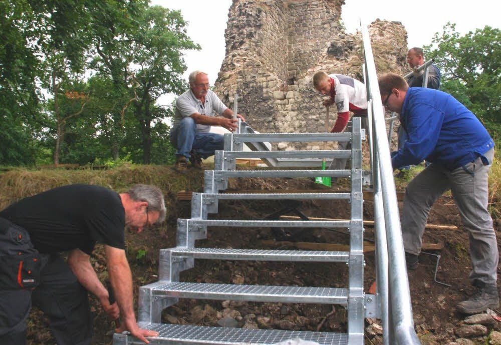 Binnen zwei Tagen haben die Neinstedter Bauschlosser die Treppe zum Hügel aufgebaut.