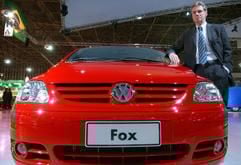 Der Präsident von Volkswagen do Brasil, Hans Christian Maergner, steht am 22.10.2004 neben einem neuen Volkswagen «Fox» auf der Internationalen Automesse in Sao Paulo (Archivfoto). Das neue Modell soll im Frühjahr des Jahres 2005 in Europa auf den Markt kommen und unter 9.000 Euro kosten. (Foto: dpa)