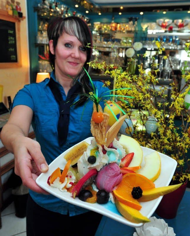 Ein Farbengruß, der den Frühling spiegeln könnte - Eisverkäuferin Nadine Hickethier hat im Café Dietrich die Eisschale Hawaii zubereitet.
