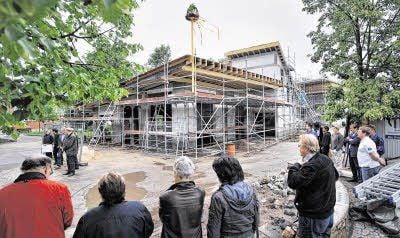 Die Richtkrone schwebt über dem Rohbau. Das neue Gebäude erweitert die Kapazitäten der Adolph-Diesterweg-Schule in Roitzsch.
