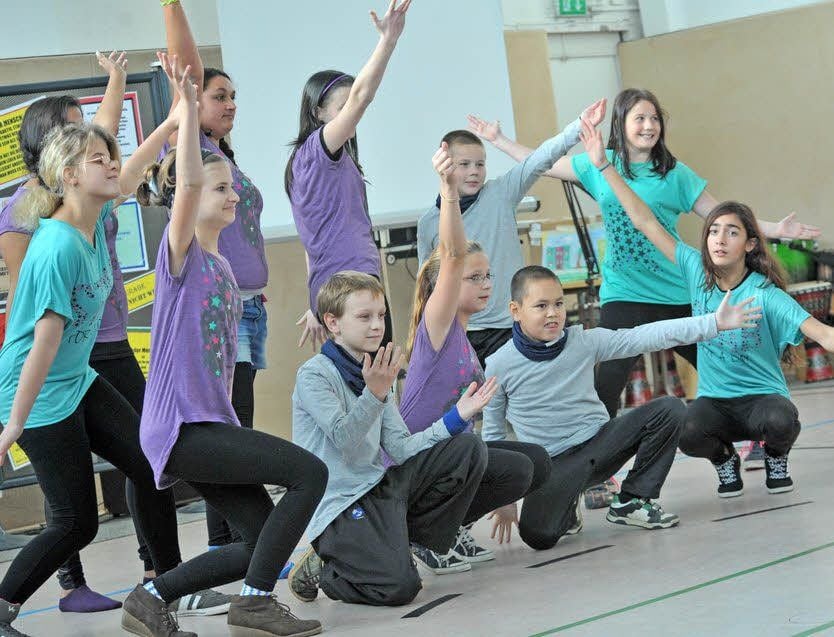 Die Schüler gestalten ein ausdrucksstarkes Programm.