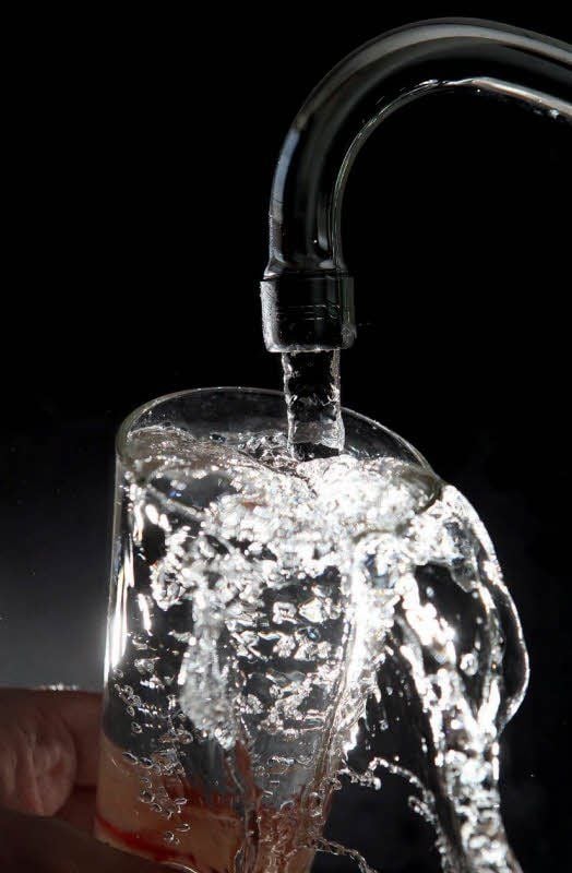 Das Wasser aus dem Brunnen ist härter als Quellwasser.