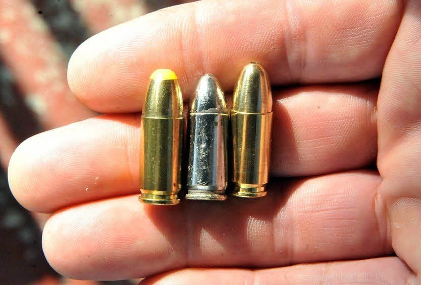 Verschiedene Patronensorten: Links scharfe Munition mit Stoppfunktion. Rechts eine normale Patrone, in der Mitte die Übungsmunition.
