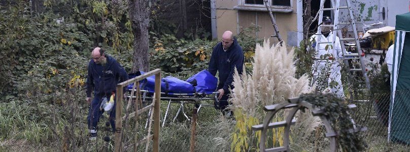 Gerichtsmediziner tragen eine Leiche aus dem Garten von Silvio S. (30.10.2015).