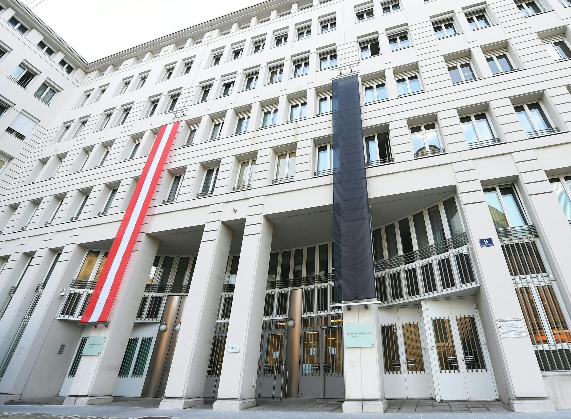 Trauerfahne vor dem Innenministerium in Wien