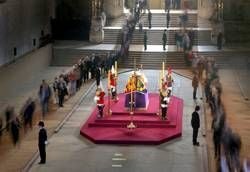 Der Sarg der Königinmutter in Westminster Hall