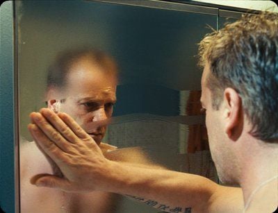 Ben (Kiefer Sutherland) in einer Szene von «Mirrors» traut sich kaum noch, in einen Spiegel zu blicken. Ex-Cop Ben versucht nach Alkoholabstürzen wieder Boden unter die Füße zu bekommen und verdingt sich als Nachtwächter - nicht ahnend, dass der Job ihn und seine ganze Familie in tödliche Gefahr bringt. (Foto: dpa)