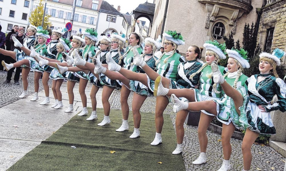 Die Damen der Zeitzer Prinzengarde tanzten vor dem Rathaus und sorgten für gute Laune. Der ZVC lud am Sonnabend zu einer öffentlichen Party ein, um den Start in die närrische fünfte Jahreszeit gemeinsam zu feiern.