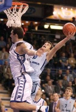 Mithat Demirel (r/Alba) setzt sich am Donnerstag (10.10.2002) in der Berliner Max-Schmeling-Halle am Korb gegen Ender Arslan (Istanbul) durch . Im ersten Spiel der Euroleague trifft Alba Berlin auf Efes Pilsen Istanbul. Der amtierende türkische Meister verlor noch kein Spiel gegen einen deutschen Klub. dpa/lbn