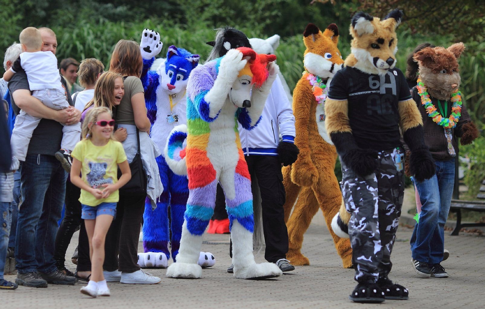 Teilnehmer der "Eurofurence Convention" in fantasievollen Tierkostümen gehen am 21. August im Zoologischen Garten in Magdeburg an Schaulustigen vorbei.