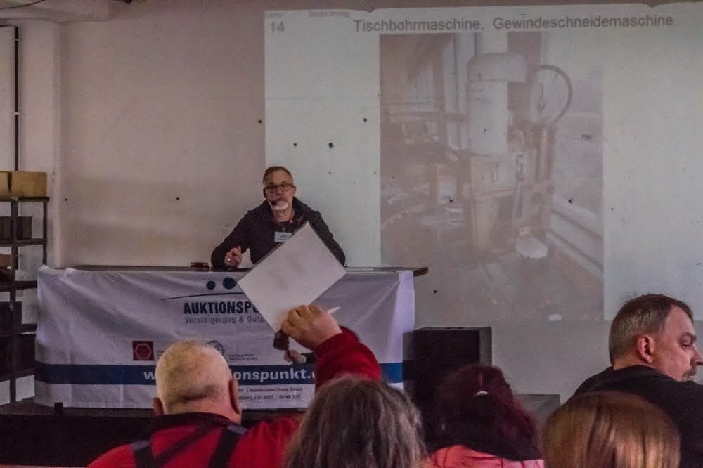 Frank Ehlert versteigert das Inventar von „Leuchtenbau“. Der Mann in Rot griff mehrfach zu.