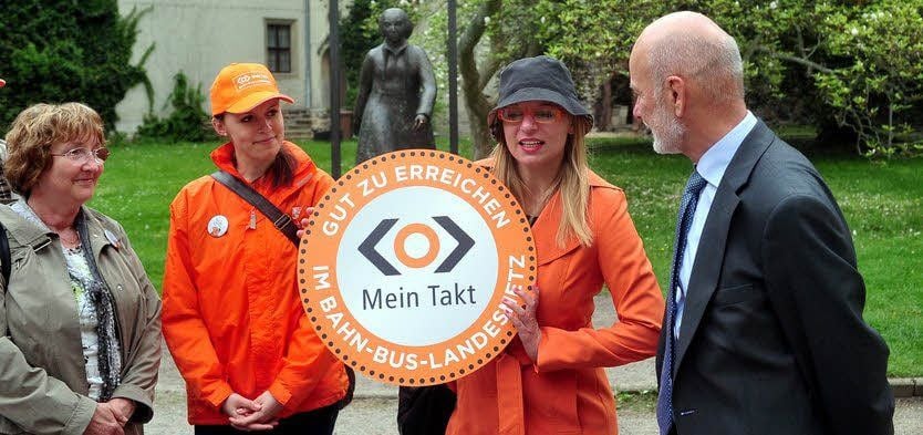 Die Rasende Rosi (2. v. re.) wirbt im Lutherhof für Bahn und Bus.