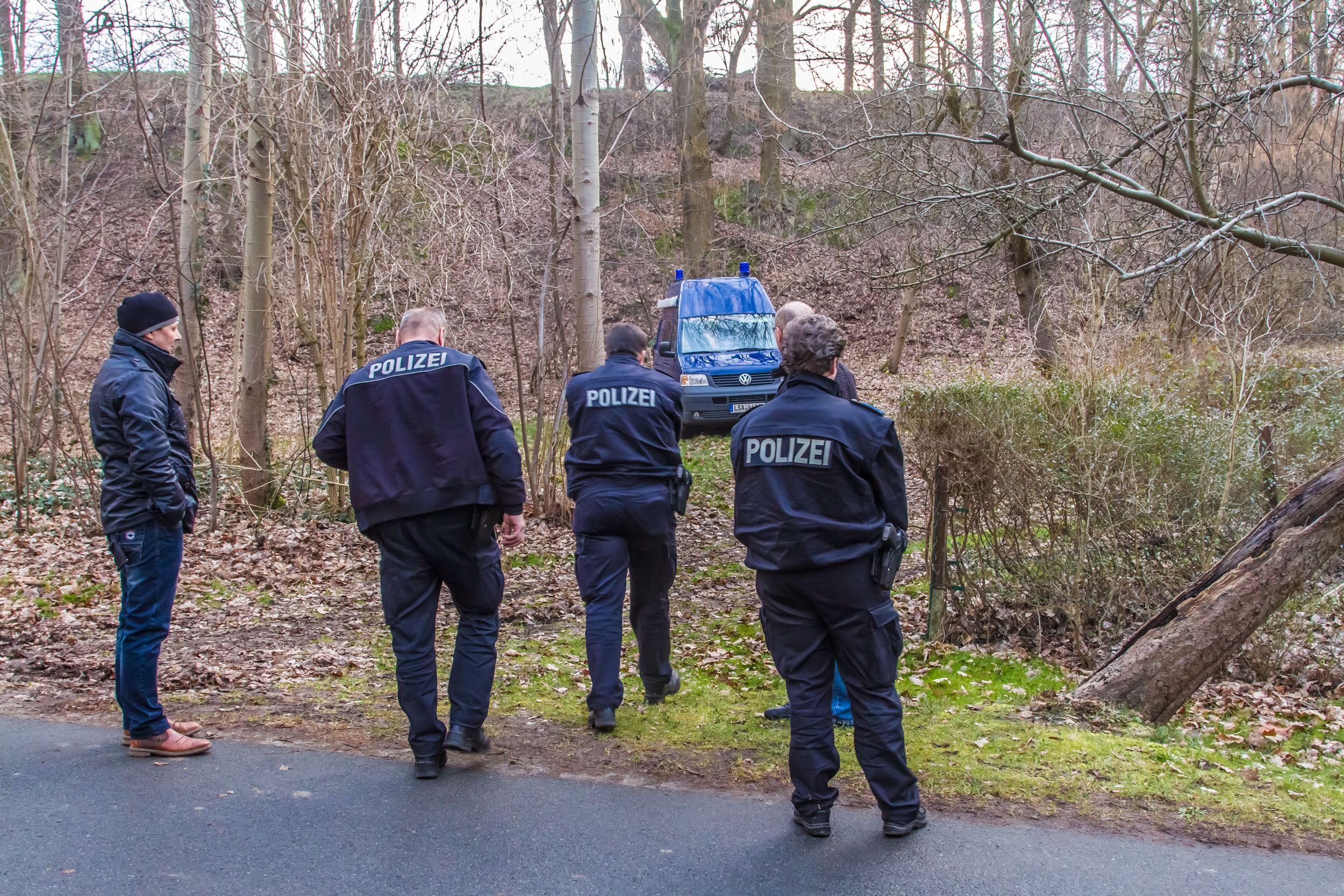 Einsatzkräfte der Polizei am Fundort der Leiche in Bad Schmiedeberg.