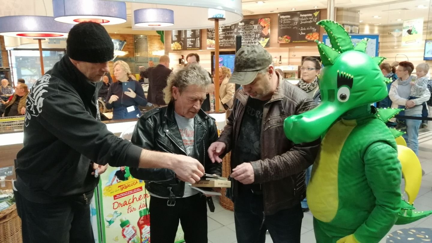 Rockmusiker Peter Maffay gibt Autogramme, signiert CDs und hält einen Plausch mit Fans im E-Center am Hermesareal.